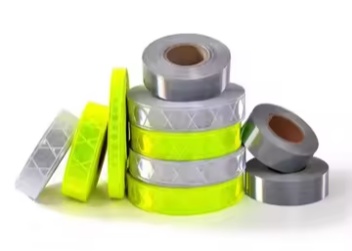 الدليل الشامل لاختيار وتركيب الألواح العاكسة للوحات الطرق السريعة